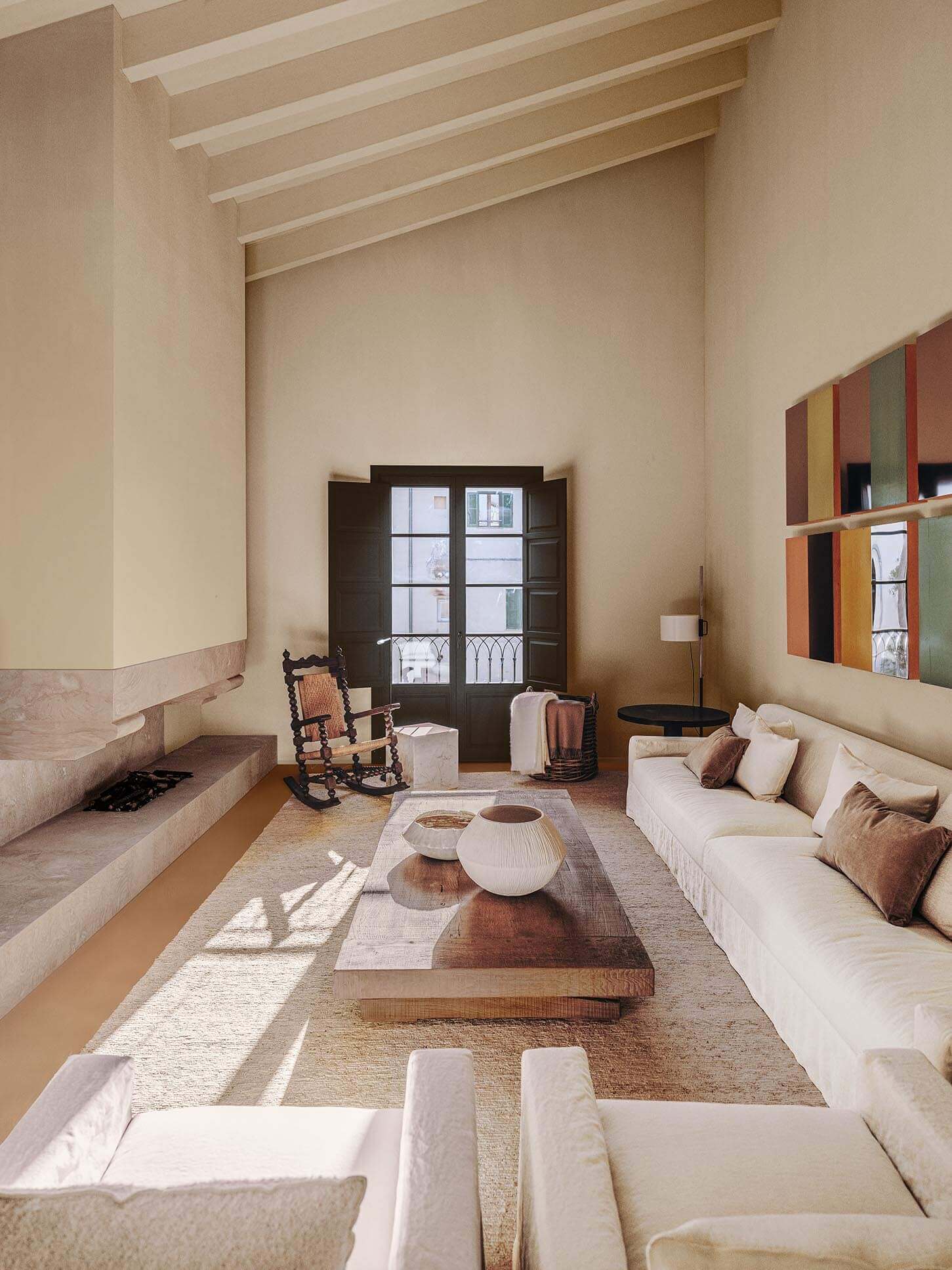 Pareti: Wallcrete Living KK 107, Infissi: Microresina KK 94