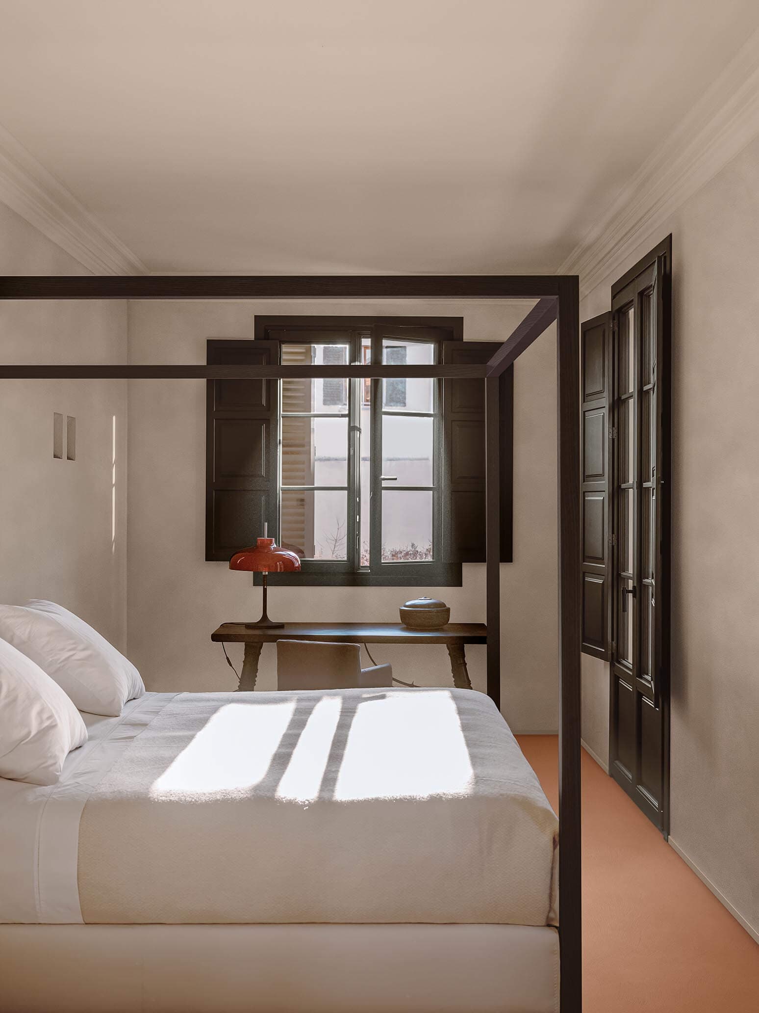 Infissi, porta e letto: Microresina KK 94, Pareti: Patina Living KK 109