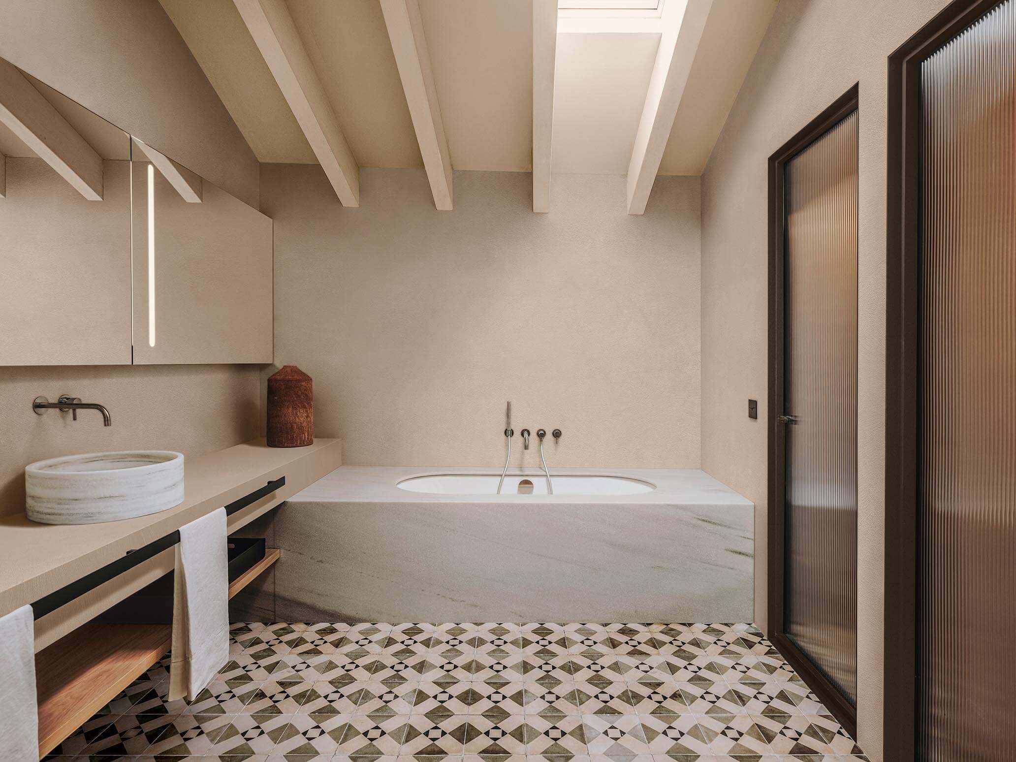 Soffitto e travi: Decor KK 105, Pareti: Patina KK 109